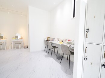 リラッシュ(Re Lash)/商品をお試しできる待ち合い。