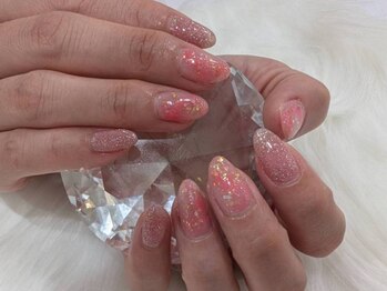 アイリズ(EyeRizz)の写真/経験豊富なネイリストが丁寧にカウンセリングと施術をいたします。ナチュラルカラーの種類も豊富にご用意☆