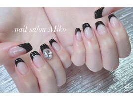 黒フレンチ×Ｖカットストーン