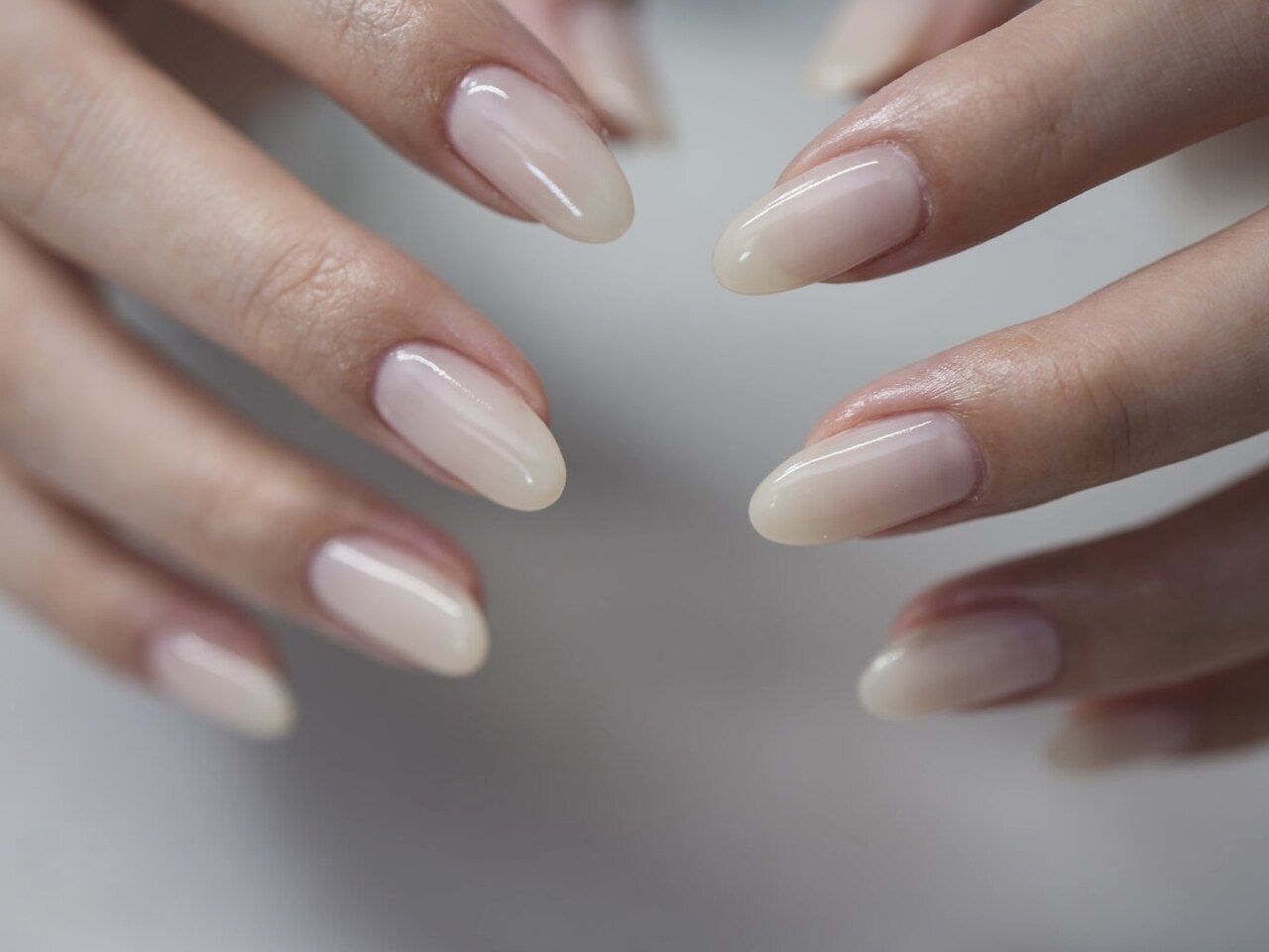 2026年冬トレンド】ホワイト ワンカラー ハンドのネイルデザイン集