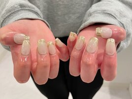 上品なゴールドフレンチネイル