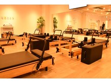 【マシンピラティス/よもぎ蒸し/温活/ヨガ/トレーニング】ソエル 札幌大通店の雰囲気(大きな鏡・天井ミラーで自身のポーズチェックも可能♪)