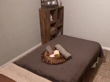 サロンアイズ(Salon I's)の雰囲気（ブラウンを基調とした落ち着いた雰囲気の空間です♪）