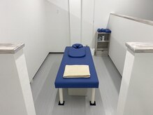 もみ楽の雰囲気（半個室の落ち着ける空間での施術がこの価格で●）