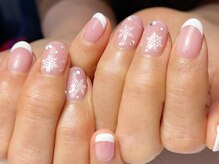 ソケリ(Sokeri)の雰囲気（雪の結晶とフレンチのシンプルアート。オフィスネイルにも◎）