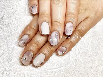 くすみカラーのニュアンスネイル