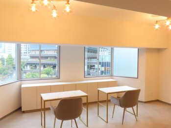 アンネ 勝どき店(ANNE)の写真/パーツの形を活かすメイク方法やカラーによって印象を華やに♪自分の魅力を見つけるメイクをご提案！
