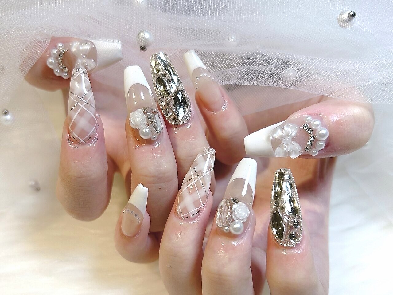 2026年冬トレンド】ホワイト ハンド ロングのネイルデザイン集｜人気順