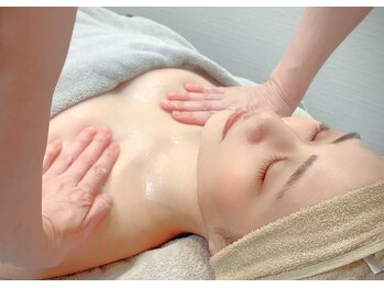 香嬉琉/デコルテマッサージ