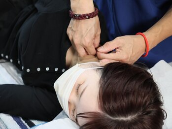 シンドーの写真/長時間のデスクワークやスマホ操作による前傾姿勢（猫背、ストレートネック） 等の首・肩の痛み！！
