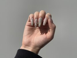 シルバー系の上品ロングネイル