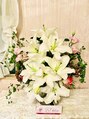 ラ シャルール 元町 毎回カサブランカのお花を生けてお客様をお迎えしております