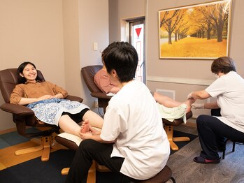 こらんこらん鍼灸院/足ツボ施術中