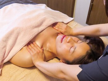 灯(tomoshi)/デコルテ、肩周りもケア