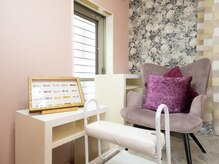 《フットネイルスペース》エレガントな専用ソファでフットネイル中も快適に♪もちろん完全個室です。