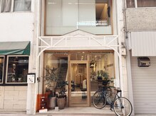 ロマ(LOMA)の雰囲気（オレンジの看板が目印。お店に入って２Fへ。）