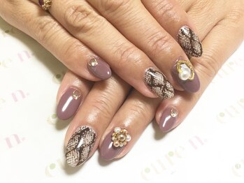 キュアエヌ(cure.n)/パイソン柄ネイル