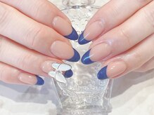 ブレスネイル(brace Nail)/ネイビーフレンチ+蝶パーツ