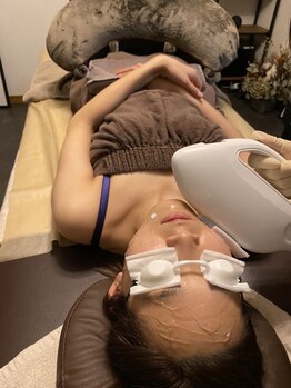 イー(iii)/施術中