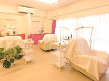 アイオリ(eye' oli)/ピンクの基調とした店内です