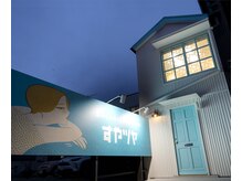 すやツヤ/夜のサロン外観