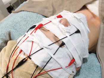 コンフィ(Comfy)/バイオニックセルサー美容液導入