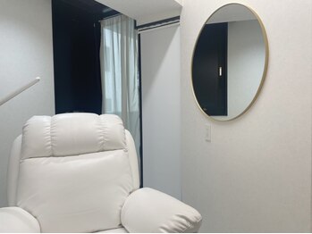 アイビューティキャッスルドアー(Eye Beauty CastleDoor)の写真/白を基調とした落ち着く空間で、周りを気にせず施術が受けられる♪あなただけの時間をお過ごしください。