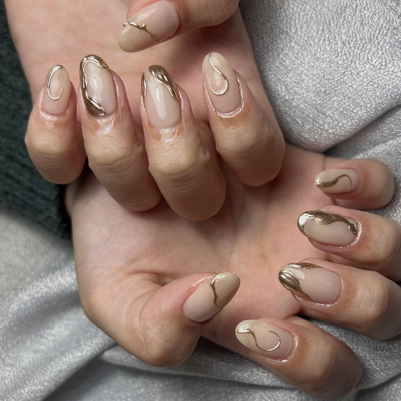 2026年冬トレンド】ニュアンス ななめフレンチ ハンドのネイルデザイン