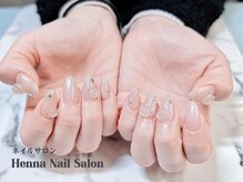 ヘンナコンス(Henna Kongs)/ガラスの薔薇が魅せる