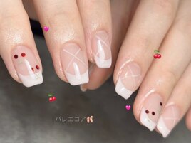 さくらんぼとフレンチネイル
