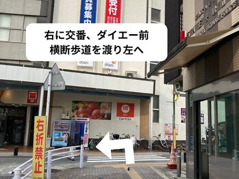 エルナ/ダイエー前横断歩道を渡ります