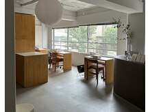 スー 表参道店(Su___)の雰囲気（広々とした空間でリラックスしてお過ごしいただけます。）