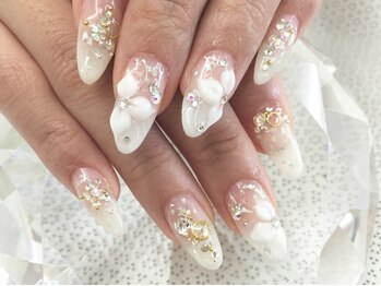 ラリュールネイル(L'Allure nail)/白シェル&フラワーネイル￥8800