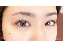 やりすぎない透明感ある仕上がりで抜け感たっぷりなお目元に♪