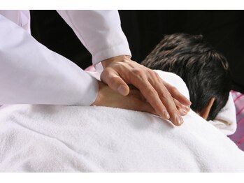 長寿堂 東洋整体院/目と手を使ってチェック1