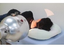 足立カイロプラクティックの雰囲気（施術後はヘルスライトを当て体の中から新陳代謝を促します。）