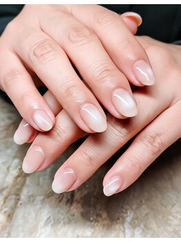 ヒットヘッドネイル(HIT HEAD NAIL)/グラデーションネイル×ホワイト