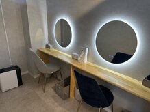 施術後の身支度も快適に♪ 【パウダールーム】