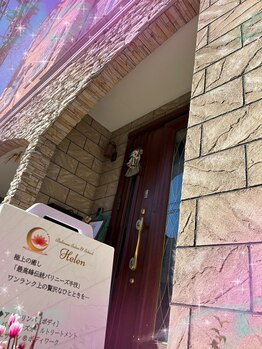 バリニーズサロンヘレン(HELEN)/レンガとピンクの建物がサロン