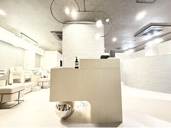 サロンドラリュール(Salon de L'Allure)の写真/【10/25 リニューアルOPEN！】白を基調とした、まるで海外のような空間で心地よくお過ごしいただけます♪