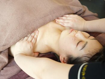 ボディプラスユノ(BODY+JUNO)/アロマセラピー（デコルテ）