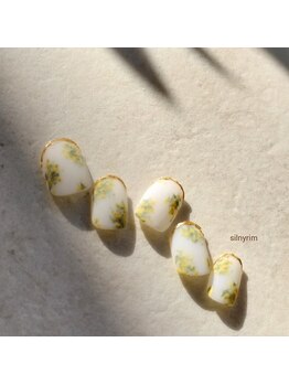 シルニー リム(Silny rim)/アシンメトリーニュアンスネイル