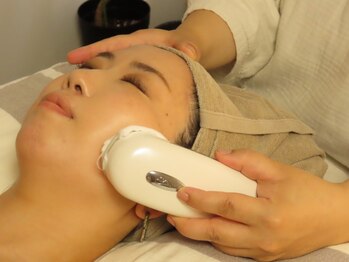 モム(momu)の写真/《フェイシャルエイジングケア》高濃度炭酸パック×EMSでむくみ改善＆毛穴レス♪小顔＆美肌実感◎