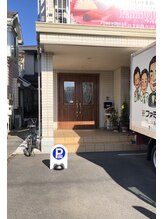 ファミリー美肌サロン/駐車場は店前に３台あります