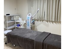 韓国式肌管理サロンsoeur beaute【スールボーテ】【6/5 NEW OPEN（予定）】の雰囲気（ピーリング専用の最新機材を取り揃えた施術のお部屋になります。）