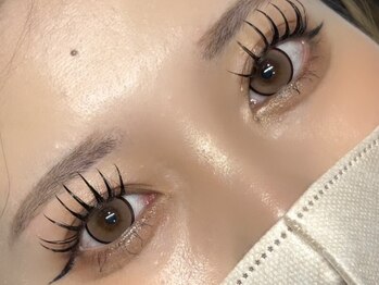 イーアンド アイズビューティー(e& eyes beauty)の写真/ダブルフラットラッシュでパッチリ目元★自まつげの本数が少ない方も◎目力UPで印象的な目元に☆