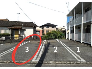 エルナ(Eluna)/駐車場。店舗敷地内に完備