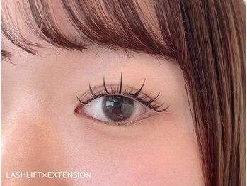 サロンドフォース 西船橋店(SALON DE FORCE)の写真/【持続力が好評◎】フラットラッシュやボリューム感がでるWフラットで夏のイベントや海でも映える目元へ☆