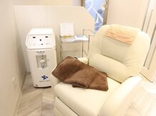 ゆったりしたソファーで贅沢な施術タイムを。