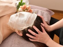 カーナ(CARNA)/ハーブ鎮静中のヘッドマッサージ